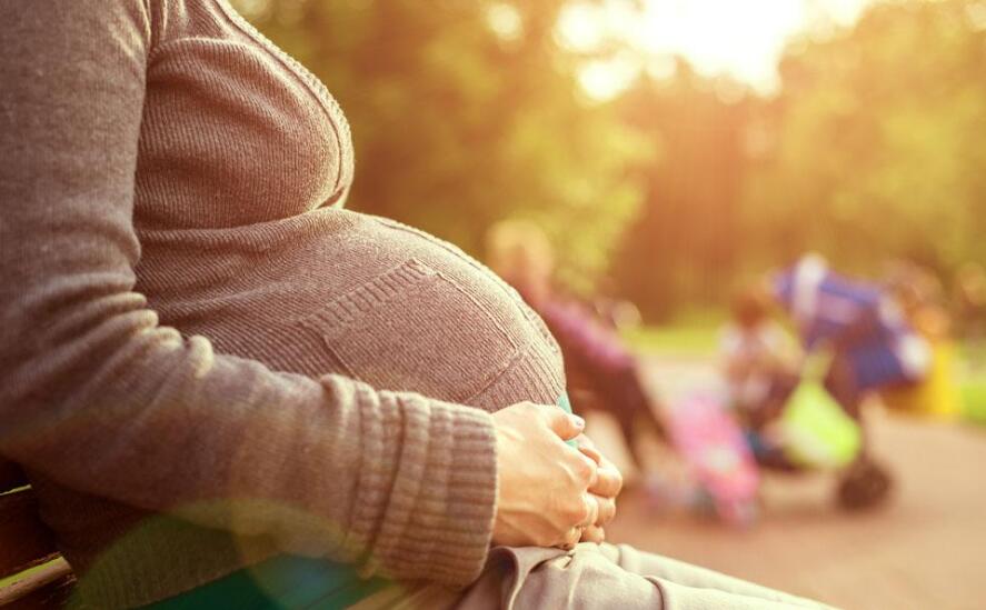 台湾52岁助孕龙凤胎：第一次胎动是什么感觉？怀孕的胎儿有多长时间有明显的胎动？